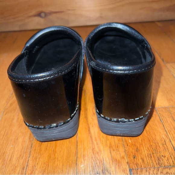 Dansko XP 2.0 Black Patent Clogs Size 38. Great used condition - Picture 3 of 8